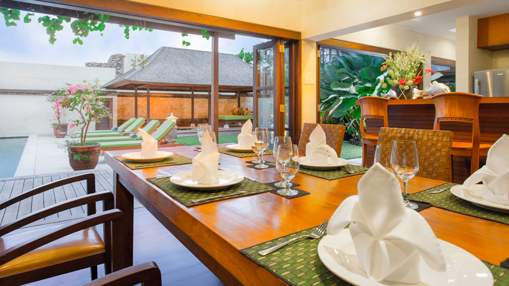 Villa Bayu Gita Residence - Cool dining area by the pool